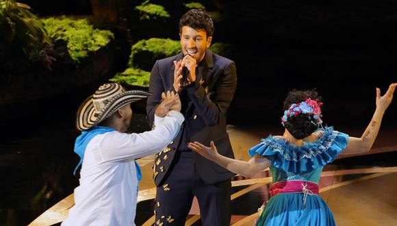 Sebastián Yatra cantando tema de "Encanto" en el Oscar 2022