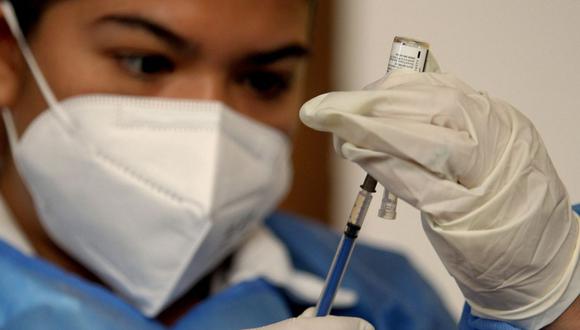 Una enfermera prepara una jeringa con una dosis de la vacuna Pfizer-BioNTech COVID-19 en un centro de vacunación en Tlaquepaque, México, el 8 de marzo de 2021. (Foto: Ulises Ruiz / AFP)