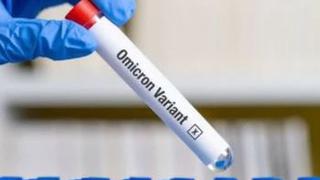 ¿Chau, Covid?: expertos aseguran que “la variante ómicron puede ser la luz al final del túnel” de la pandemia