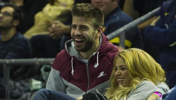 Gerard Piqué y su esposa Shakira en un coliseo de baloncesto. (Foto: Twitter/Mundo Deportivo)