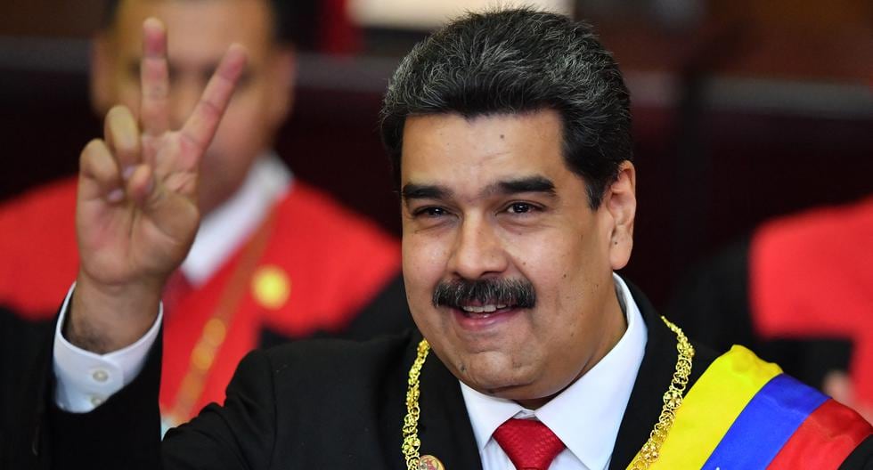 Nicolás Maduro muestra el signo de la victoria después de prestar juramento para su segundo mandato en Venezuela, el 10 de enero de 2019. (Foto de Yuri CORTEZ / AFP).