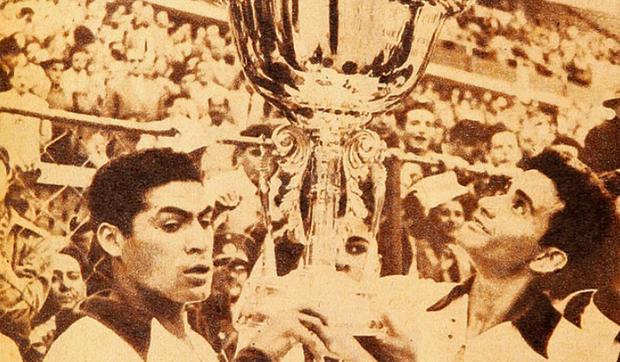 La selección peruana saludó a la bandera en las fiestas patrias de 1953 goleando 5-0 a Chile.  (Foto: Revista Estadio)