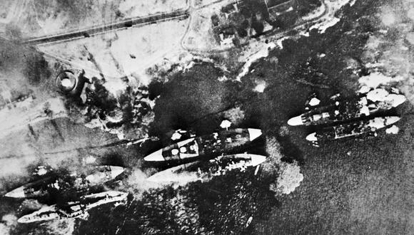 Vista aérea que muestra la Flota del Pacífico de EE.UU. consumida por las llamas en su base de Pearl Harbor en Hawái después de que 360 aviones de combate japoneses realizaran un ataque sorpresa masivo, el 7 de diciembre de 1941. (Foto de AFP)
