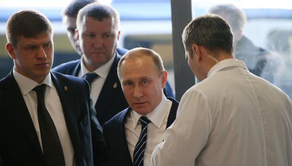 El presidente de Rusia, Vladimir Putin rodeado de sus guardaespaldas. (GETTY IMAGES).