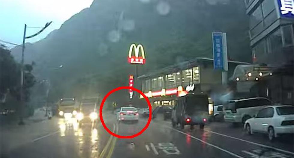 Mira lo que pasó con este auto en Taiwán. (Foto: YouTube)