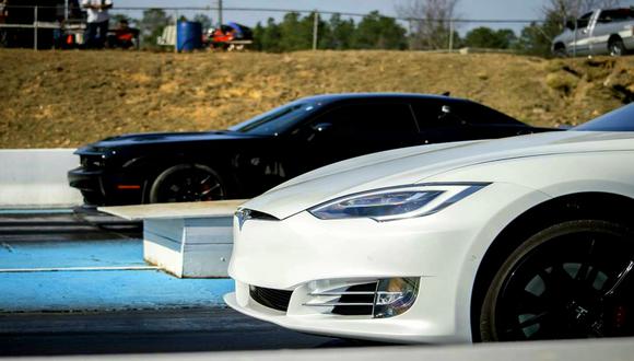 Tanto el Dodge Challenger SRT Demon como el Tesla Model S ofrecen una aceleración que se equipara a los de un superdeportivo. (Foto: YouTube).