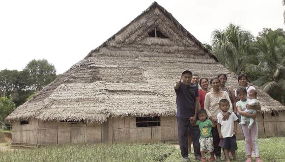 El cacique Calixto Kuiru y su familia en una casa tradicional (maloca) del pueblo Uitito.