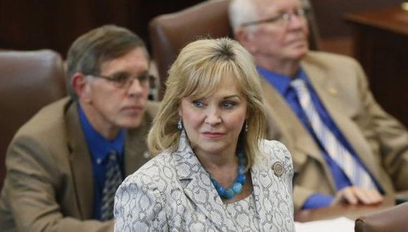 Gobernadora de Oklahoma veta ley que penalizaba el aborto