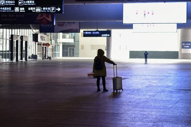 Esta es una estación de tren en Wuhan. Apenas hay un pasajero en el lugar (Foto: AFP)