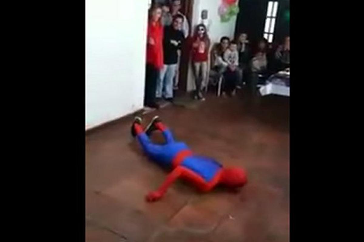  Se disfrazó de Spiderman para fiesta. Terminó adolorido, EPIC