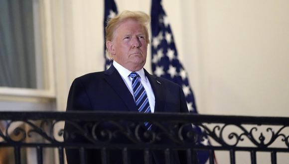 El presidente Donald Trump se para en el balcón fuera del Salón Azul mientras regresa a la Casa Blanca el lunes 5 de octubre de 2020, tras salir del hospital donde estaba internado por coronavirus. (AP/Alex Brandon).