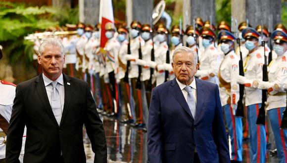 El presidente de Cuba, Miguel Diaz-Canel (izq), recibe a su homólogo de México, Andrés Manuel López Obrador, en el Palacio de la Revolución en La Habana. (EFE/Yamil Lage).