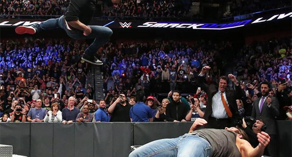 Shane McMahon le buscó pelea a AJ Styles para vengarse de lo sucedido en el pasado programa de SmackDown Live. Lo hizo de forma espetacular con un codazo. (Foto: WWE)