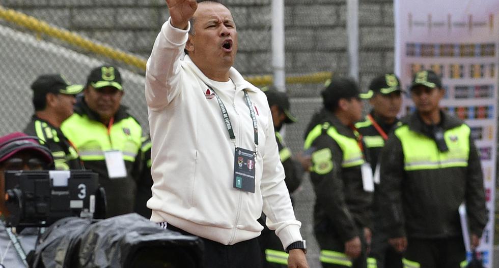 Juan Reynoso pasó buena parte del choque contra Bolivia en la zona técnica, muy cerca del campo de juego. (Foto: AFP)