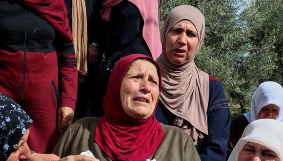 Mujeres palestinas consuelan a la madre de Ghada Sabatin, quien murió a causa de sus heridas tras recibir disparos de soldados israelíes en Cisjordania. (HAZEM BADER / AFP).