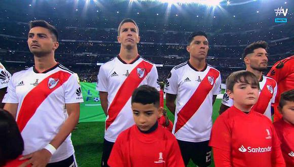 Como acto protocolar los futbolistas de Boca Juniors y River Plate entonaron el himno de Argentina, el cual se escuchó por todo lo alto en el Santiago Bernabéu. (Foto: captura de video)