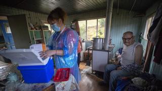Chile vacuna contra el coronavirus a toda máquina y llega a remotas islas del archipiélago de Chiloé | FOTOS