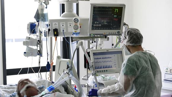 Un personal médico monitorea las pantallas de un paciente con coronavirus en un hospital de Francia, el 22 de abril de 2021. (SEBASTIEN BOZON / AFP).