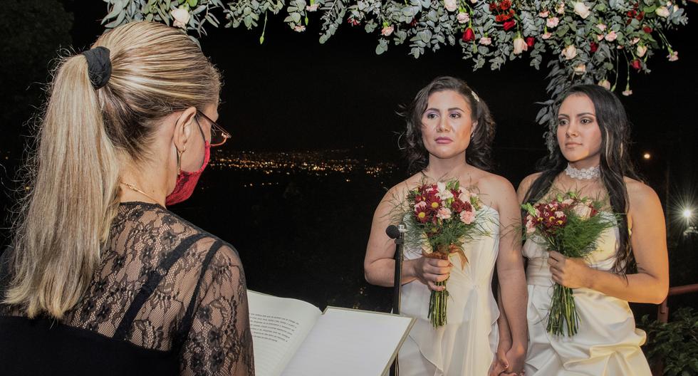 Dunia Araya y Alexandra Quiros hicieron historia al contraer matrimonio, convirtiéndose en el primero entre dos personas del mismo sexo en Centroamérica. De esa forma, Costa Rica se convirtió en el vigésimo noveno país en legalizar este tipo de unión en el mundo. (Foto: AFP / Ezequiel BECERRA)