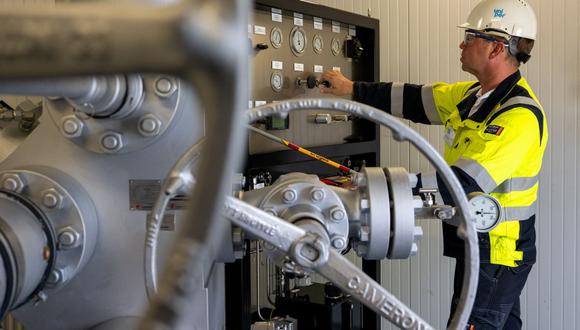 Un empleado de Uniper Energy Storage inspecciona una instalación de almacenamiento de gas natural en Bierwang, sur de Alemania, el 10 de junio de 2022. (LENNART PREISS / AFP).
