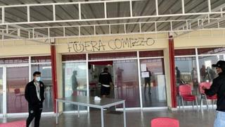 Universitario: barristas invadieron Campo Mar para presionar a jugadores y exigir la salida de Comizzo [VIDEO]