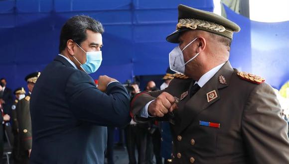 Nicolás Maduro se saluda con Vladimir Padrino. (EFE/PRENSA MIRAFLORES).