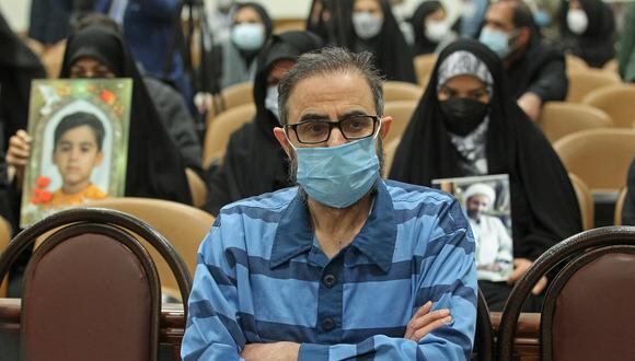 El disidente sueco-iraní Habib Chaab asiste a la primera audiencia de su juicio en la capital de Irán, Teherán, el 18 de enero de 2022. (Foto de MAJID AZAD / JAMEJAMONLINE / AFP)