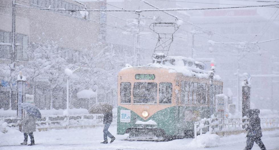 Heavy snow in Japan causing havoc in transportation and leaving thousands without power