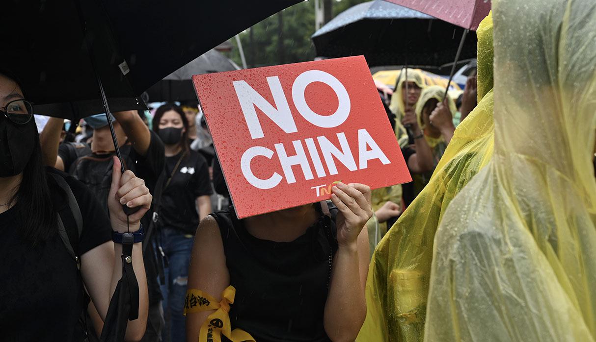 Marcha taiwanesa en las calles frente al parlamento en Taipéi durante una manifestación para apoyar las protestas prodemocráticas de Hong Kong. (Foto: AFP)