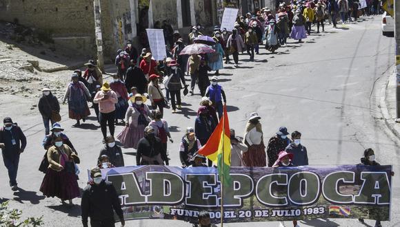 Campesinos de Adepcoca y opositores al gobierno de Luis Arce, participan en una protesta para exigir el cierre de un mercado paralelo de comercialización de hoja de coca, el 10 de agosto de 2022. (Foto referencial de AIZAR RALDES / AFP)