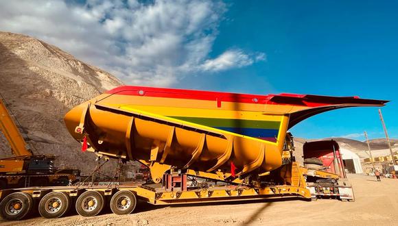 Anglo American en Quellaveco une a su flota el primer camión con tolva Arcoíris como parte de su compromiso con la inclusión y diversidad en la empresa. Foto: Anglo American.