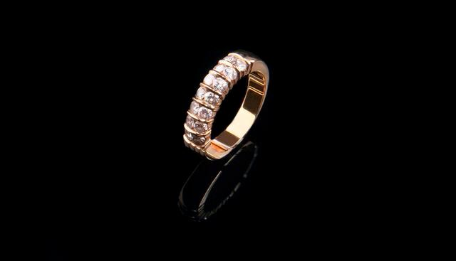 Turista se traga un anillo de diamantes de 40.000 dólares robado de una joyería. (Pixabay)