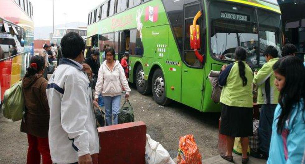 Viajeros se quejan de alza de precios de pasajes. (Foto: Andina)