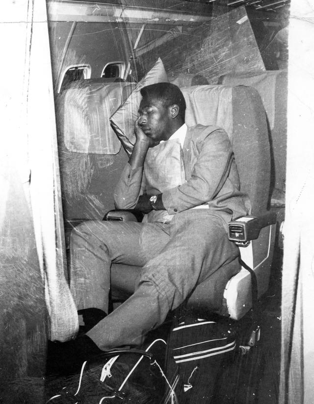 Pelé descansando en el avión que lo trajo al Perú
