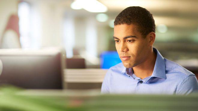 Muchos trabajadores en EE.UU. siguen en sus empleos porque no tienen opción de irse, debido a los contratos que firmaron.