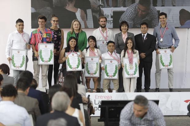 Los ocho deportistas que estuvieron presentes en la ceremonia. (Foto: Julio Reaño)