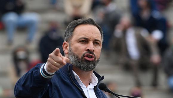 El líder del partido de extrema derecha Vox, Santiago Abascal, pronuncia un discurso durante una reunión de campaña en la plaza de toros de San Sebastián de los Reyes, cerca de Madrid, el 24 de abril de 2021. (OSCAR DEL POZO / AFP).