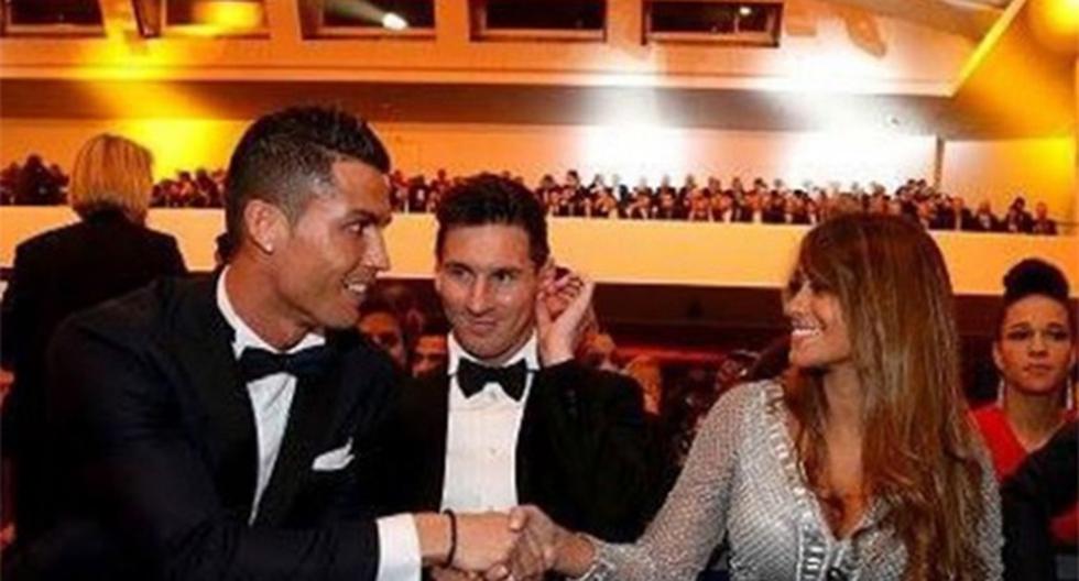 Cristiano Ronaldo fue captado en la ceremonia del Balón de Oro saludando a Antonella Roccuzzo, pareja y madre de los hijos de Lionel Messi (Foto: Alexander Hassenstein)
