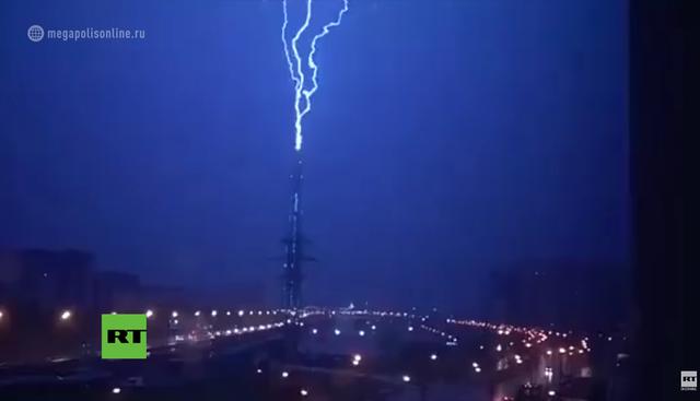Captan el momento en que un rayo impacta un rascacielos en Rusia. (YouTube | RT en Español)