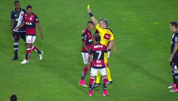 Paolo Guerrero no aguantó la provocación y recibió amarilla en menos de dos minutos. (Foto: Globoesporte)