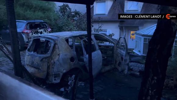 Un vehículo estrellado en la casa del alcalde Vincent Jeanbrun, de la localidad de Haÿ-les-Roses, cerca a Francia, quien denunció un "intento de asesinato" el 2 de julio de 2023. (Captura de Twitter @UltimaHoraNo)