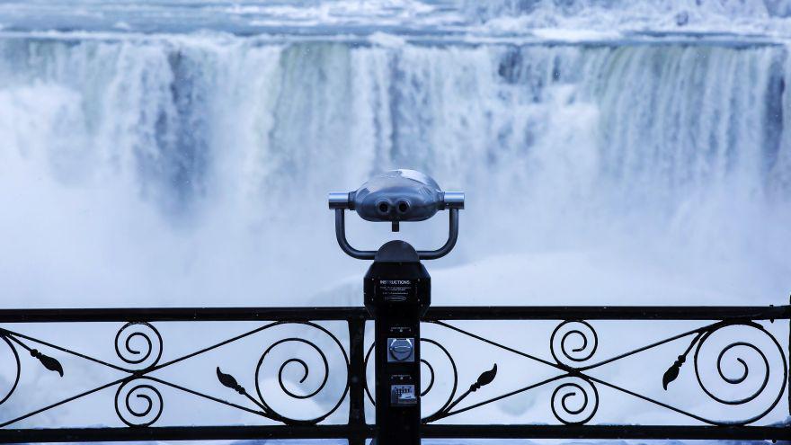 En las cataratas del Niágara, la ola de frío polar que azota parte de Estados Unidos puede verse además de sentirse. 
La fina lluvia que se desprende de las caídas de agua se congeló de inmediato sobre todo lo que toca, tiñendo árboles, sendas peatonales, acantilados y miradores de un blanco radiante. La recompensa para los visitantes que consiguen hacer frente a las gélidas temperaturas son las fotografías y selfies en un paraíso invernal. (Foto: AP)