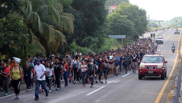 Migrantes de diversas nacionalidades caminan en caravana hoy, en Tapachula, México. (Foto de Juan Manuel Blanco / EFE)