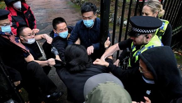 Un manifestante fue forzado al interior del consulado este domingo. El consul general de China es alegadamente el hombre con un sombrero y una mascarilla ubicado a la izquierda de la imagen. / REUTERS