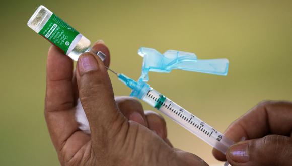 Brasil minimiza el riesgo de la vacuna AstraZeneca y descarta suspender la inmunización. (Foto: MICHAEL DANTAS / AFP).