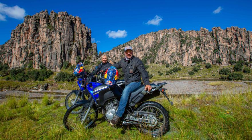 El trece veces ganador del Dakar Stéphane Peterhansel estuvo en el Perú paseando en moto por Arequipa y el Cusco junto a su esposa Andrea. (Foto: Agencia MataOjo)