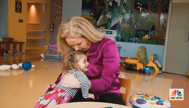 Liz Smith, enfermera de Boston, adoptó a una niña cuyos padres no la visitaron en el hospital durante 5 meses. (Facebook)