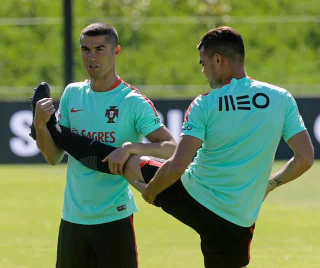 Cristiano Ronaldo y Pepe realizan trabajos de estiramiento en las prácticas de Portugal. (Foto: AFP/Reuters)