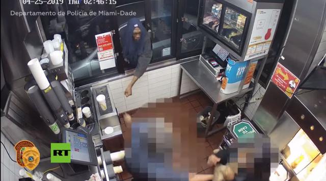 Ladrón armado intenta robar un restaurante de comida rápida, pero al final no pudo abrir la caja registradora. (Foto: YouTube)