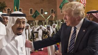 Trump dice que el rey saudí consideró “salvaje” el ataque en una base naval de EE.UU. 